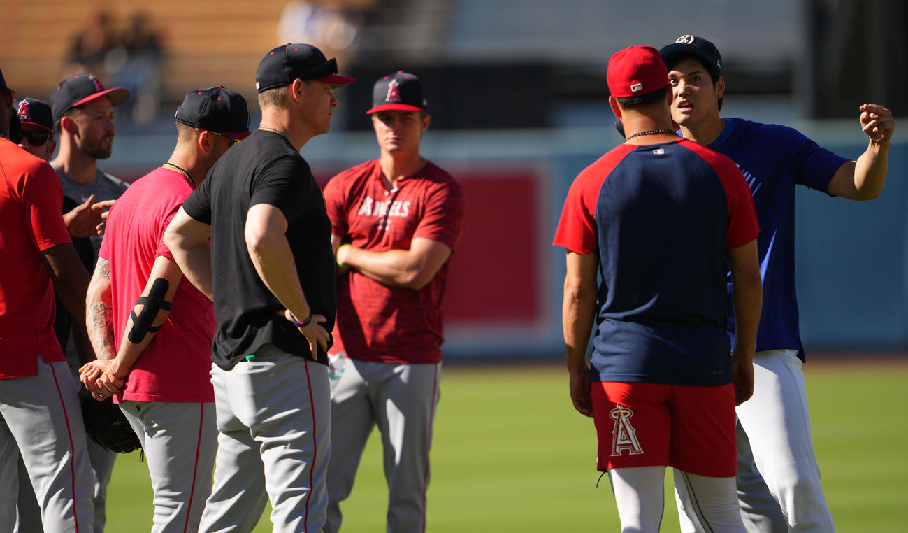 ドジャース対エンゼルス　試合前、エンゼルスのパトリック・サンドバル（右から2人目）と言葉を交わすドジャース大谷（撮影・横山健太）