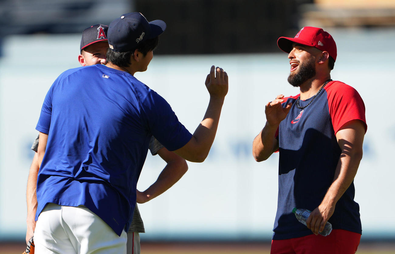 ドジャース対エンゼルス　試合前、エンゼルスのパトリック・サンドバル（右）と言葉を交わすドジャース大谷（撮影・横山健太）