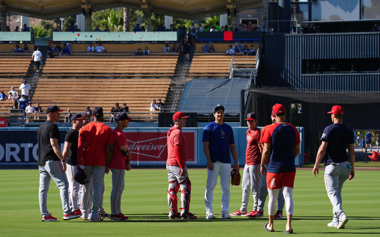 ドジャース対エンゼルス　試合前、エンゼルスの選手やスタッフと言葉を交わすドジャース大谷（中央）（撮影・横山健太）