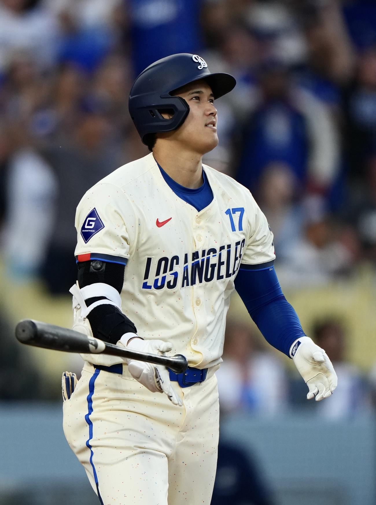 ドジャース対エンゼルス　3回裏ドジャース無死一塁、右中間へ2点本塁打を放つ大谷（撮影・横山健太）