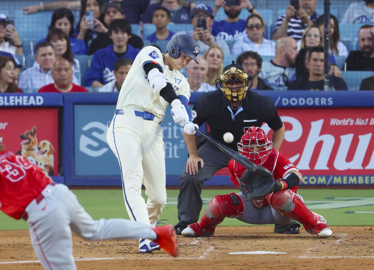 エンゼルス戦の3回、3試合連続本塁打となる23号2ランを放つドジャース大谷（共同）