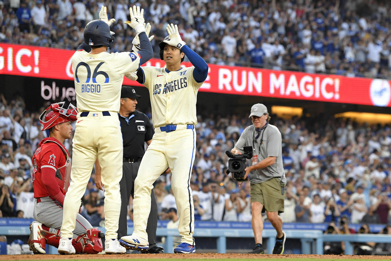ドジャース対エンゼルス　3回裏、2点本塁打を放ったドジャース大谷翔平は、ビジオとハイタッチ（AP）