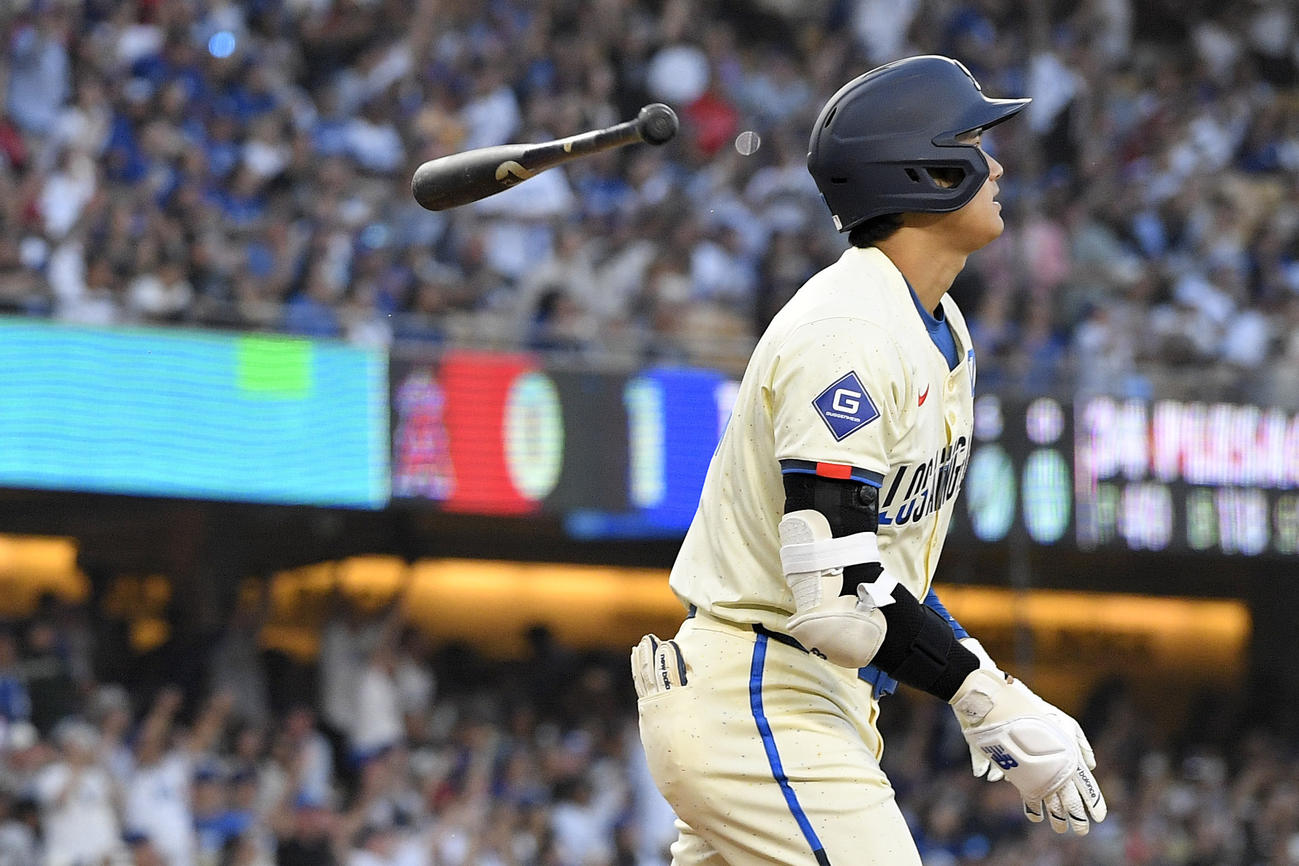 ドジャース対エンゼルス　3回裏、2点本塁打を放つドジャース大谷翔平（AP）