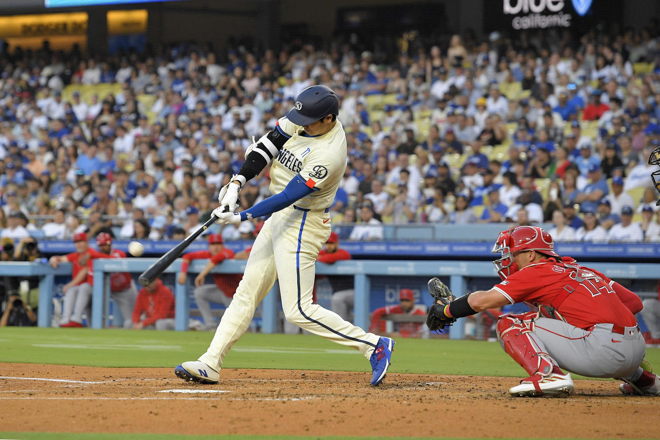 ドジャース対エンゼルス　3回裏、2点本塁打を放つドジャース大谷翔平（AP）