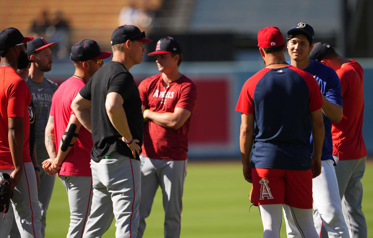 ドジャース対エンゼルス　試合前、エンゼルスの選手やスタッフと言葉をを交わすドジャース大谷（右から2人目）（撮影・横山健太）