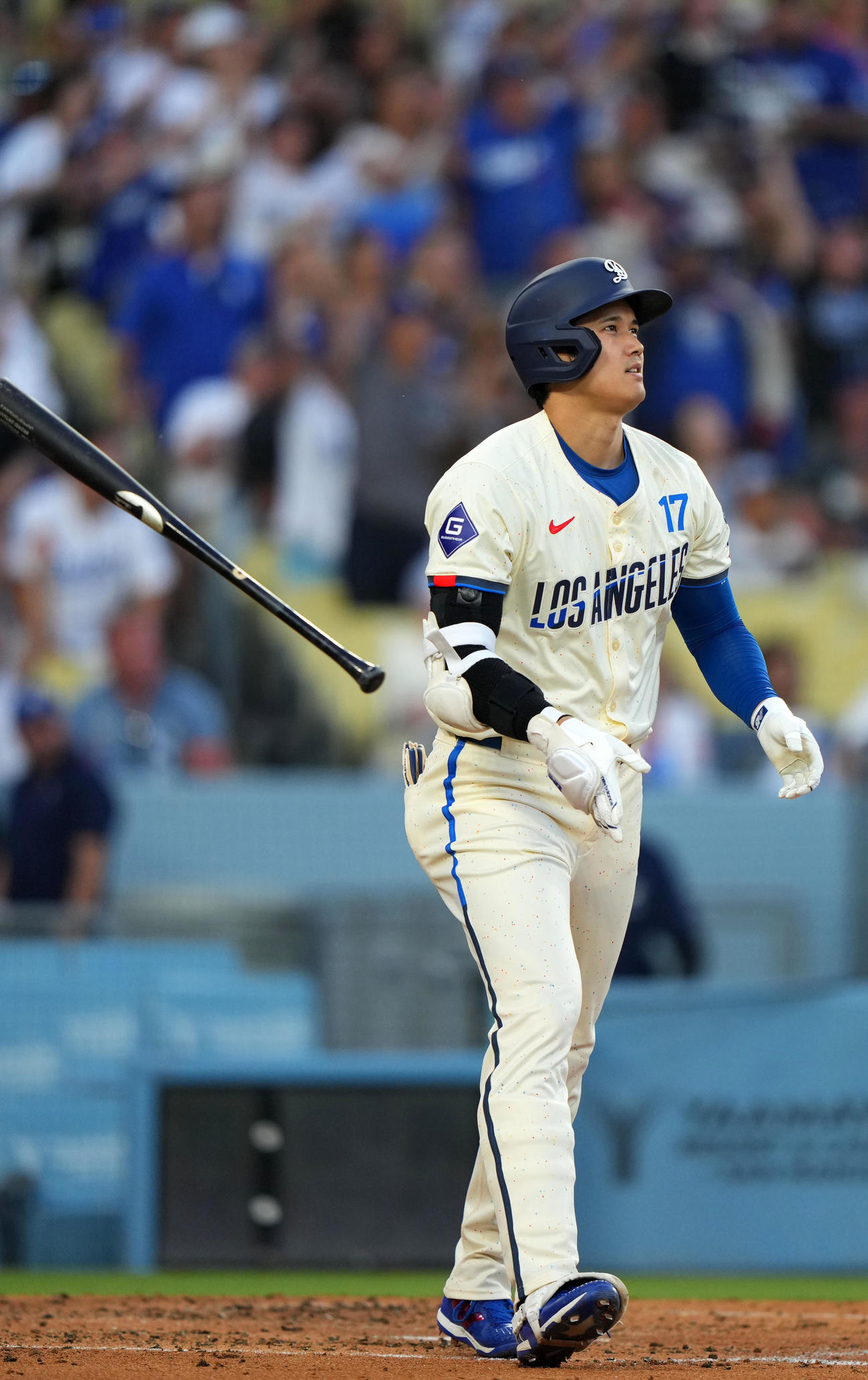 ドジャース対エンゼルス　3回裏ドジャース無死一塁、右中間へ2点本塁打を放ち打球を見つめる大谷（撮影・横山健太）