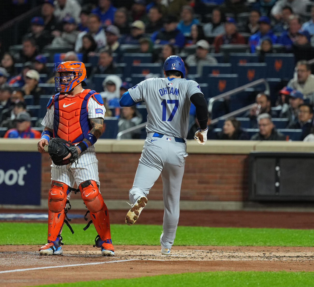 メッツ対ドジャース　3回表ドジャース1死一、二塁、エドマンの適時打で二塁から生還する大谷＝2024年10月17日（撮影・菅敏）