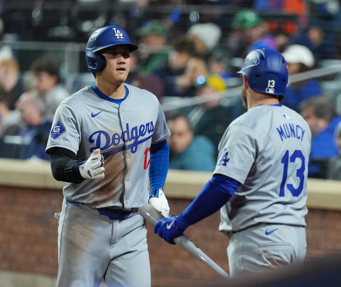 メッツ対ドジャース　3回表ドジャース1死一、二塁、エドマンの適時打で二塁から生還し、マンシー（右）に迎えられる大谷（撮影・菅敏）