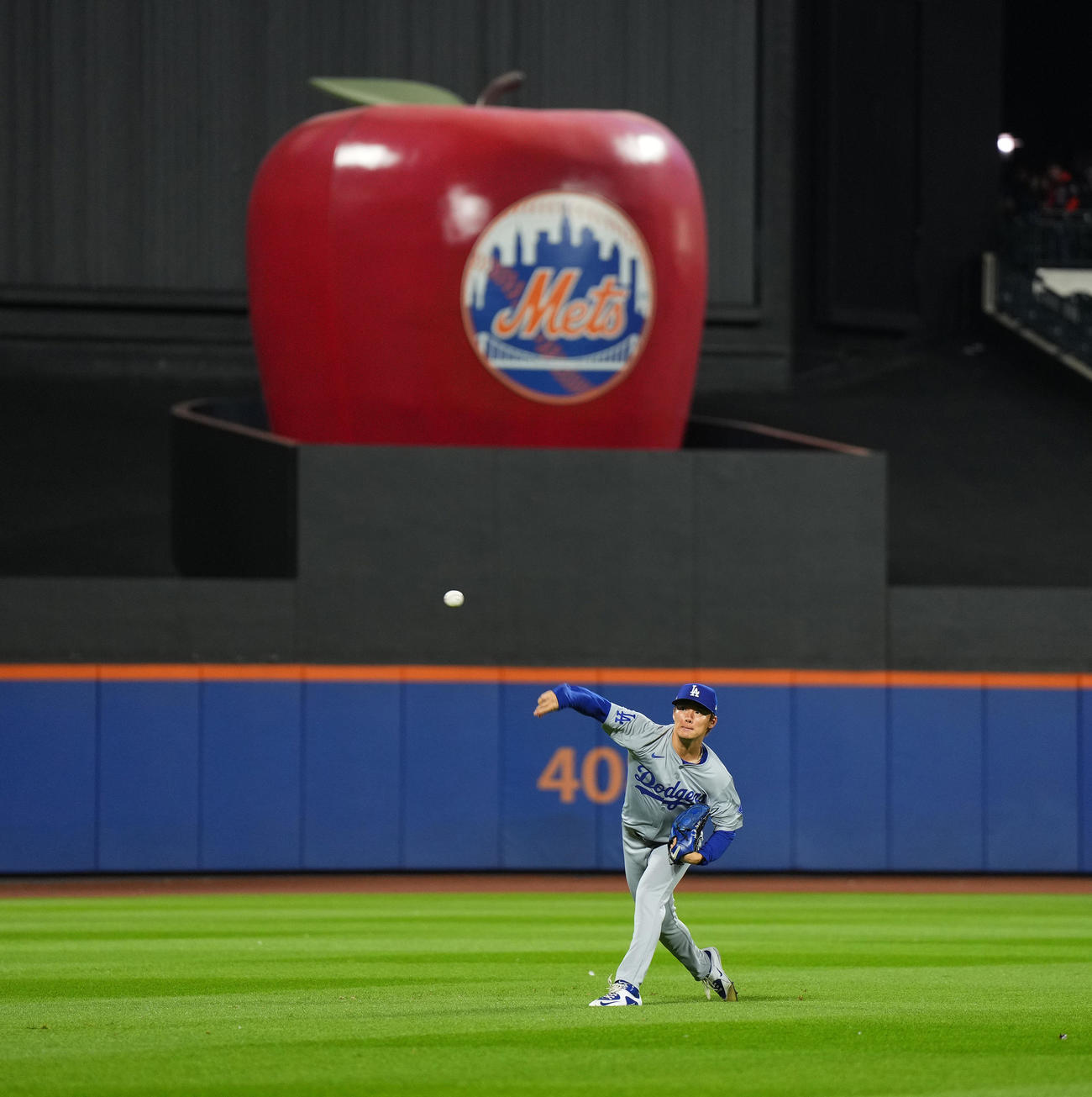 メッツ対ドジャース　試合前、「ビックアップル」を背にアップをするドジャース山本（撮影・菅敏）