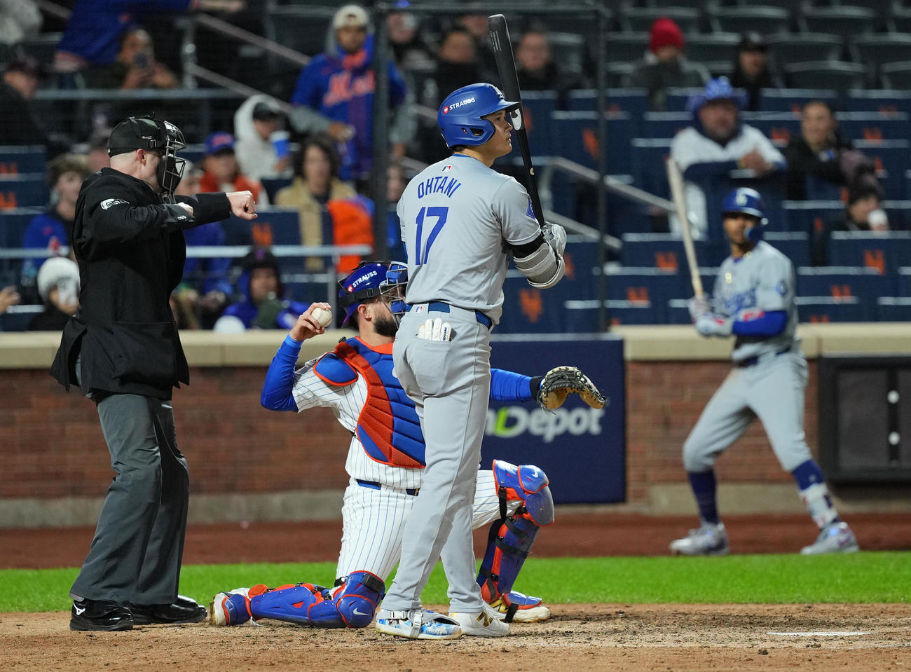 メッツ対ドジャース　8回表ドジャース2死満塁、見逃しの三振に倒れる大谷（撮影・菅敏）