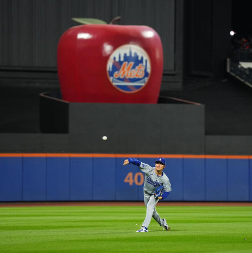 メッツ対ドジャース 試合前、「ビックアップル」を背にアップをするドジャース山本(撮影・菅敏)