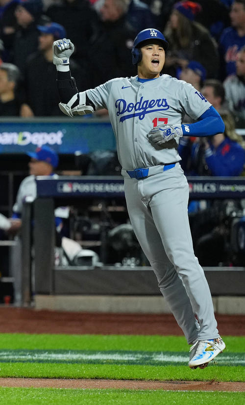 メッツ対ドジャース 1回表ドジャース無死、右越えに先制のソロ本塁打を放ち、ジャンプする大谷(撮影・菅敏)