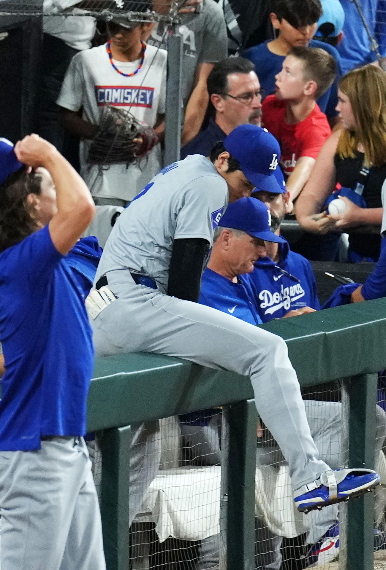 ホワイトソックス対ドジャース　ホワイトソックスに勝利しグラウンドへ向かうドジャース大谷（撮影・横山健太）