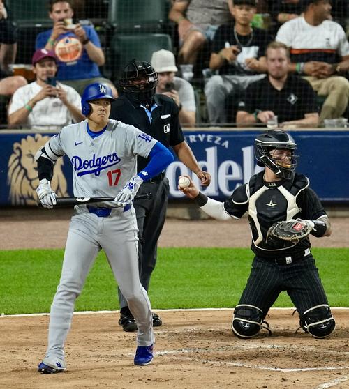 ホワイトソックス対ドジャース　7回表ドジャース2死二塁、四球で出塁する大谷（撮影・横山健太）