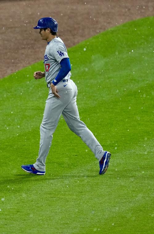 ホワイトソックス対ドジャース　7回表ドジャース2死一、二塁、降雨中断でベンチへ引きあげる大谷（撮影・横山健太）