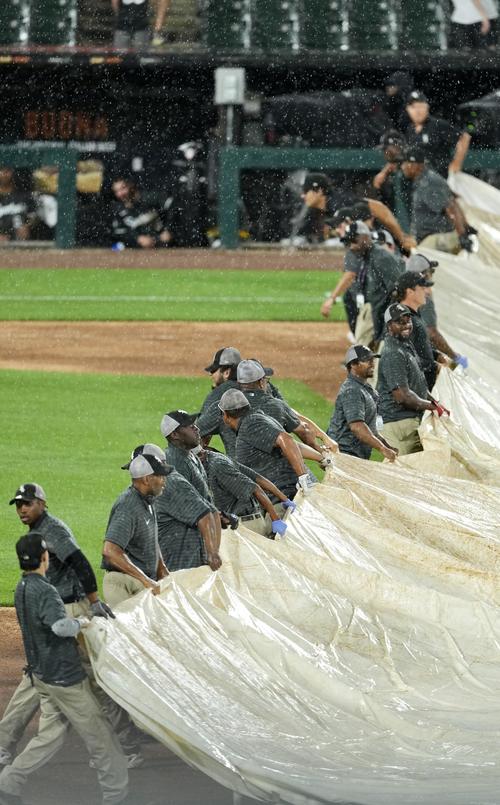 ホワイトソックス対ドジャース　7回表ドジャース2死一、二塁、降雨中断でグラウンドにはシートが敷かれる＝2024年6月24日（撮影・横山健太）