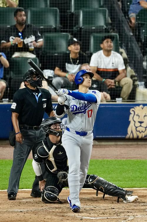 ホワイトソックス対ドジャース　9回表ドジャース1死三塁、犠飛を放つ大谷（撮影・横山健太）