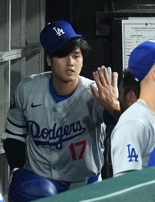 ホワイトソックス対ドジャース　9回表ドジャース1死三塁、中犠飛を放ちタッチを交わす大谷（撮影・横山健太）