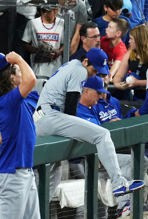ホワイトソックス対ドジャース　ホワイトソックスに勝利しグラウンドへ向かうドジャース大谷（撮影・横山健太）
