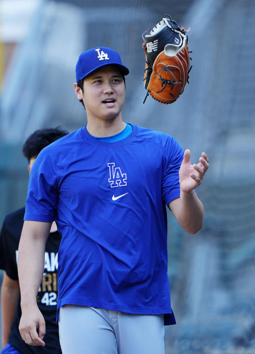 ホワイトソックス対ドジャース　キャッチボールを終え引き揚げるドジャース大谷（撮影・横山健太）