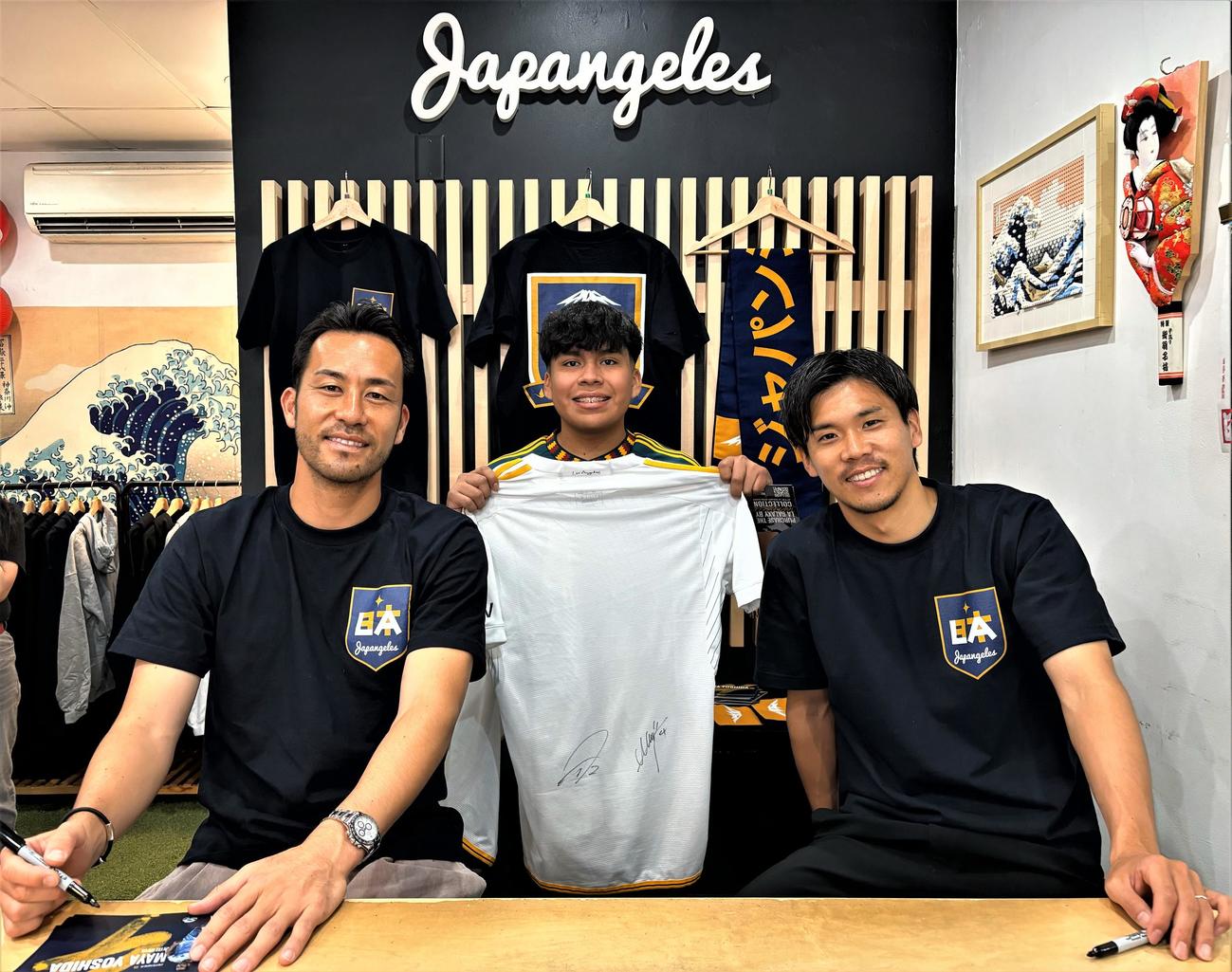 5月26日、サイン会のイベントに吉田（左）と参加した山根（右）