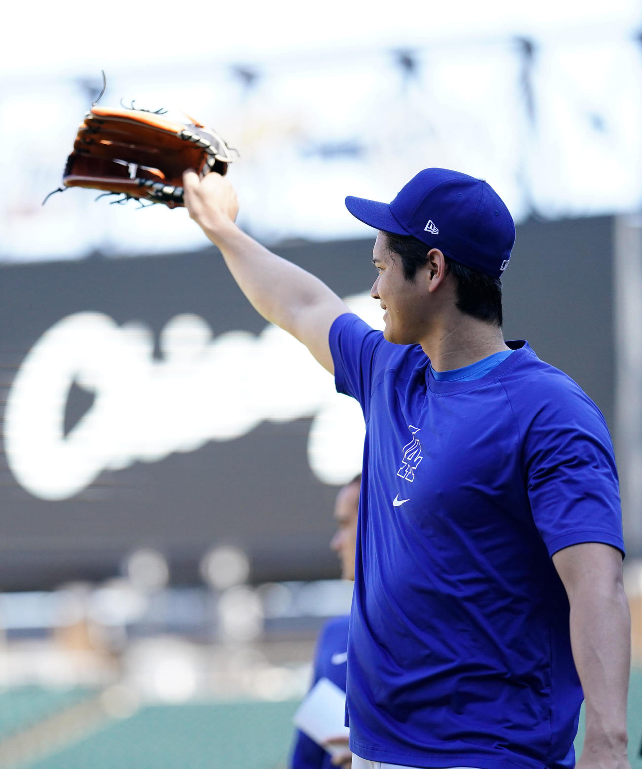 ホワイトソックス対ドジャース　ホワイトソックスナインにあいさつするドジャース大谷（撮影・横山健太）
