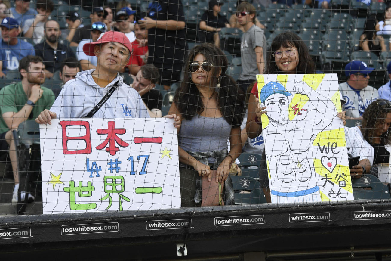 ホワイトソックス対ドジャース　大谷翔平を応援するファン（USA TODAY Sports＝ロイター）