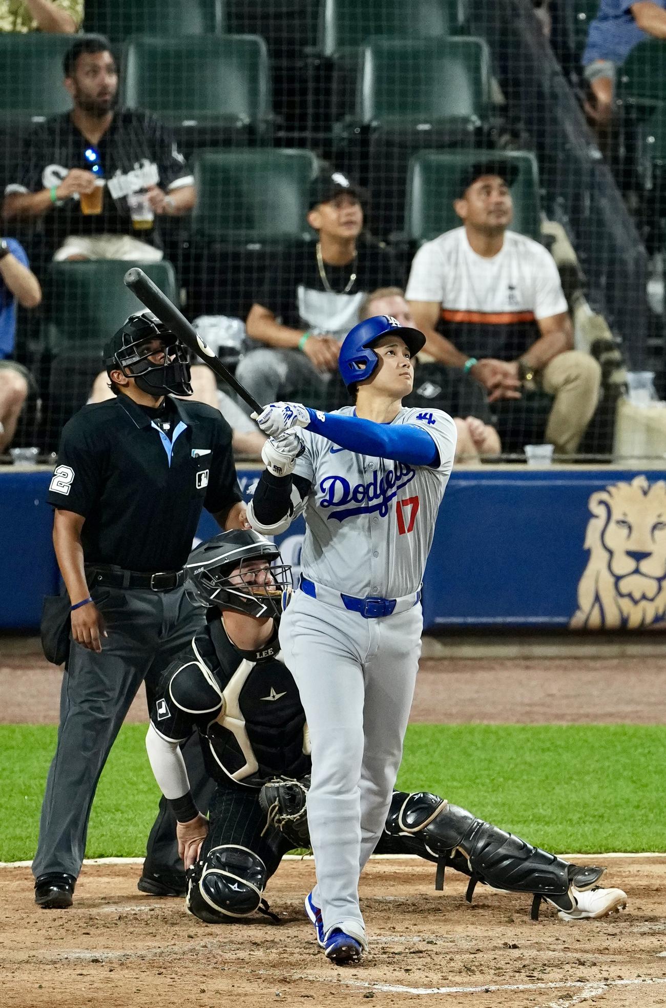 ホワイトソックス対ドジャース　9回表ドジャース1死三塁、犠飛を放つ大谷（撮影・横山健太）