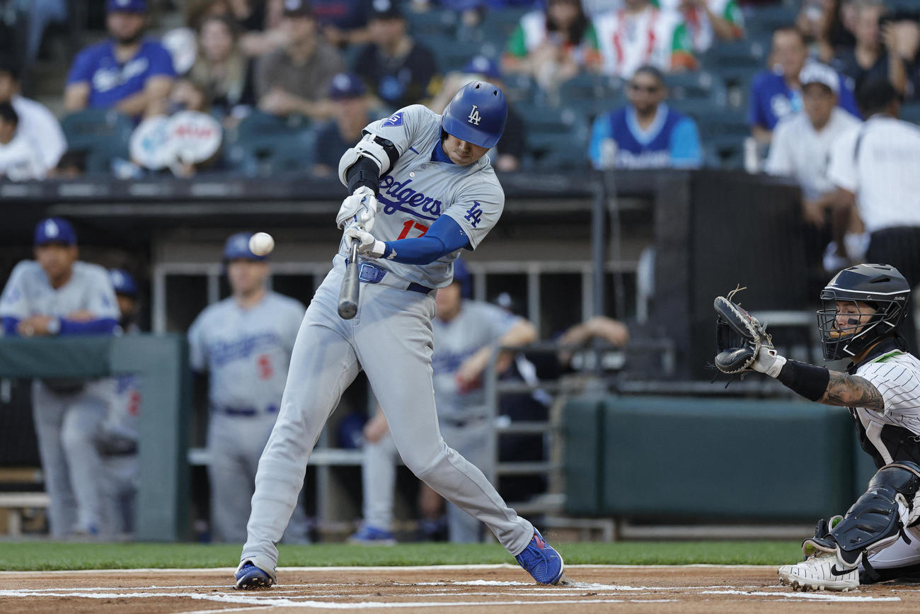 ホワイトソックス対ドジャース　1回表ドジャース無死、右中間へ本塁打を放つ大谷（USA TODAY Sports＝ロイター）