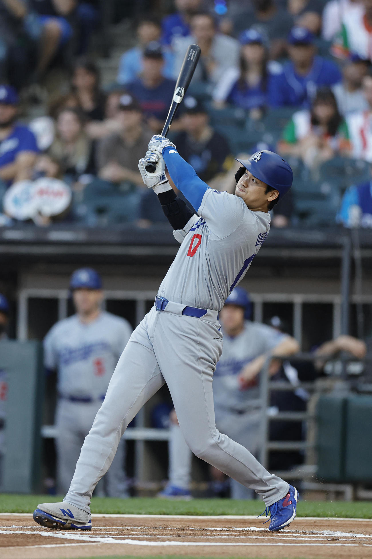 ホワイトソックス対ドジャース　1回表ドジャース無死、右中間へ本塁打を放つ大谷（USA TODAY Sports＝ロイター）