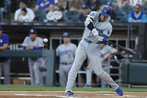 ホワイトソックス対ドジャース　1回表ドジャース無死、右中間へ本塁打を放つ大谷（USA TODAY Sports＝ロイター）