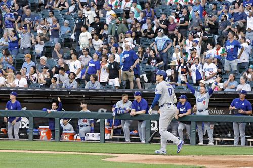ホワイトソックス戦の1回、25号となる2試合連続の先頭打者本塁打を放つドジャース大谷（共同）