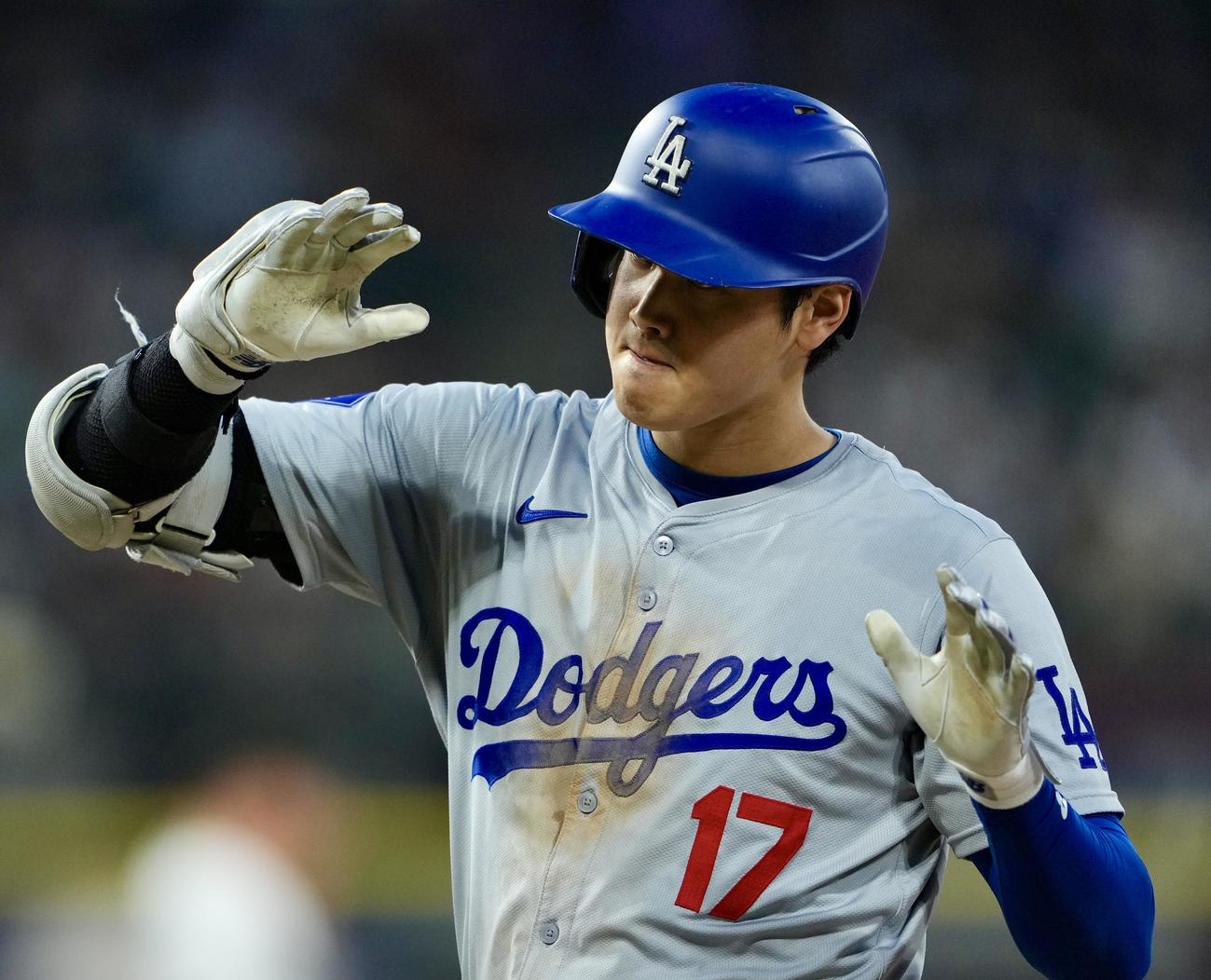 ホワイトソックス対ドジャース　4回表ドジャース2死一、三塁、右前適時打を放ちポーズを決める大谷（撮影・横山健太）