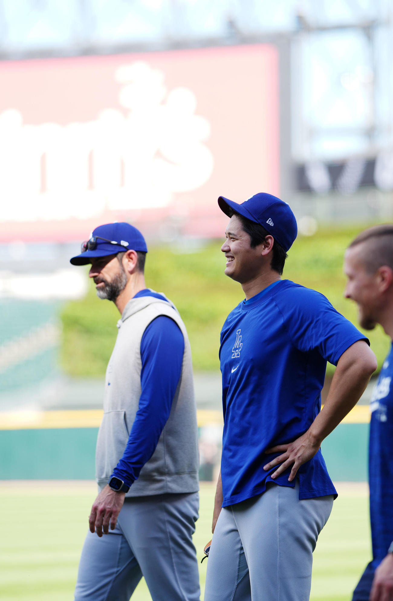 ホワイトソックス対ドジャース　キャッチボールを終え笑顔で引き揚げるドジャース大谷（撮影・横山健太）