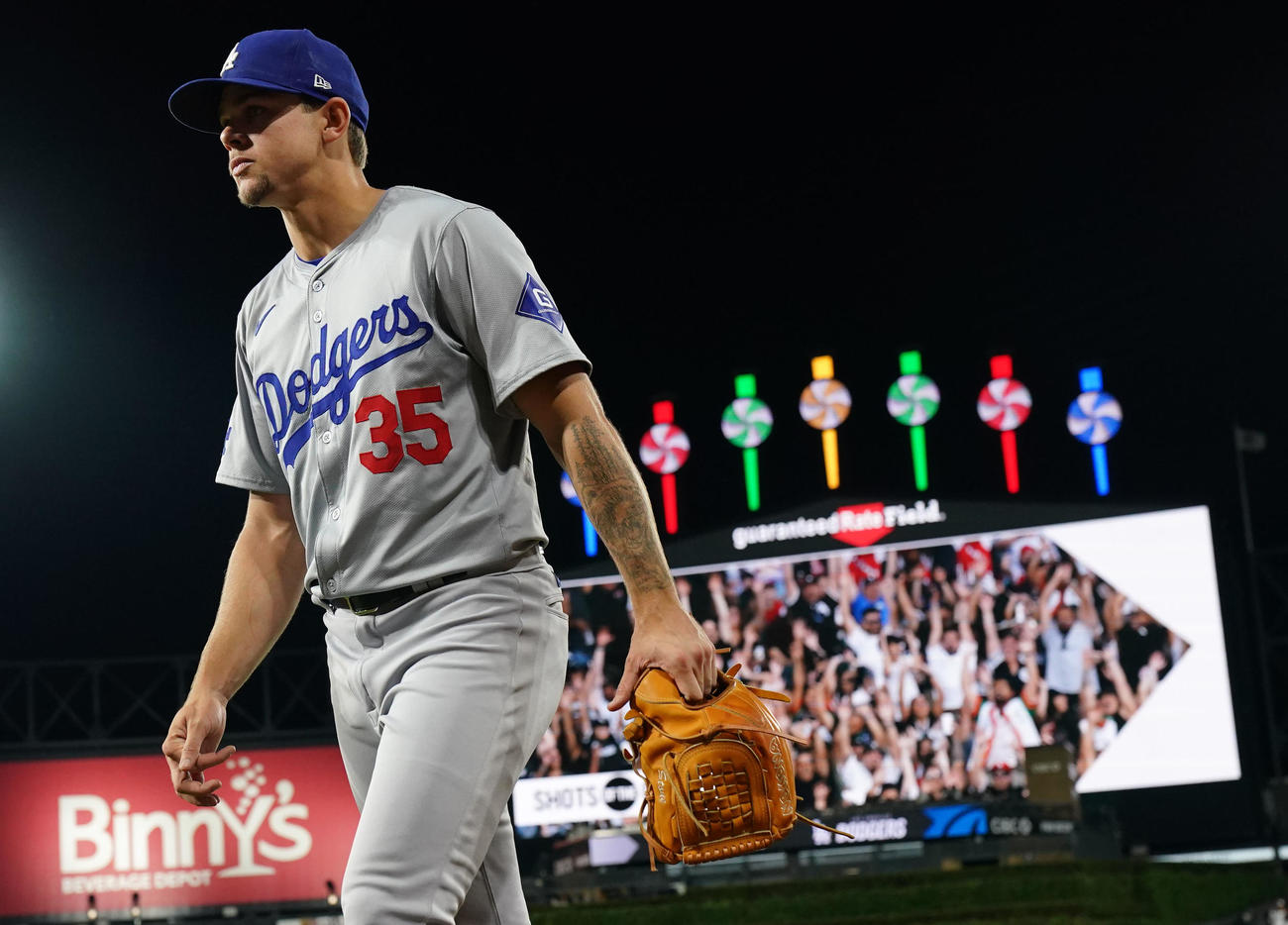 ホワイトソックス対ドジャース　ホワイトソックスに完封勝利し引き揚げるドジャースのギャビン・ストーン（撮影・横山健太）