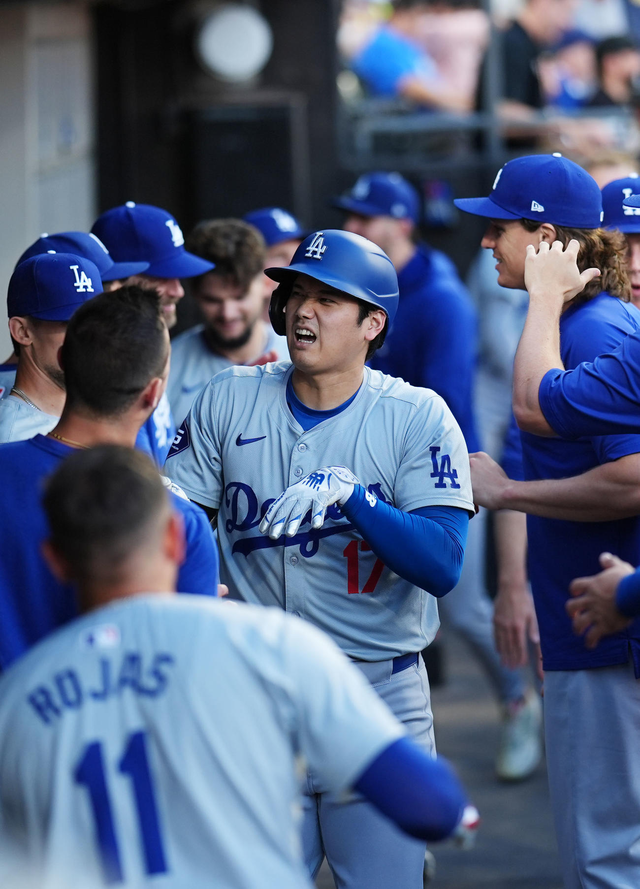 ホワイトソックス対ドジャース　1回表ドジャース無死、右中間へ本塁打を放ちベンチでおどける大谷（撮影・横山健太）
