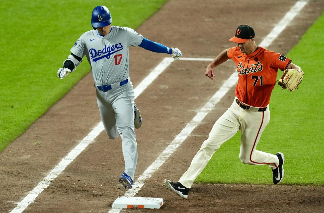 ジャイアンツ対ドジャース　8回表ドジャース無死、一塁への内野安打を放つ大谷（撮影・横山健太）