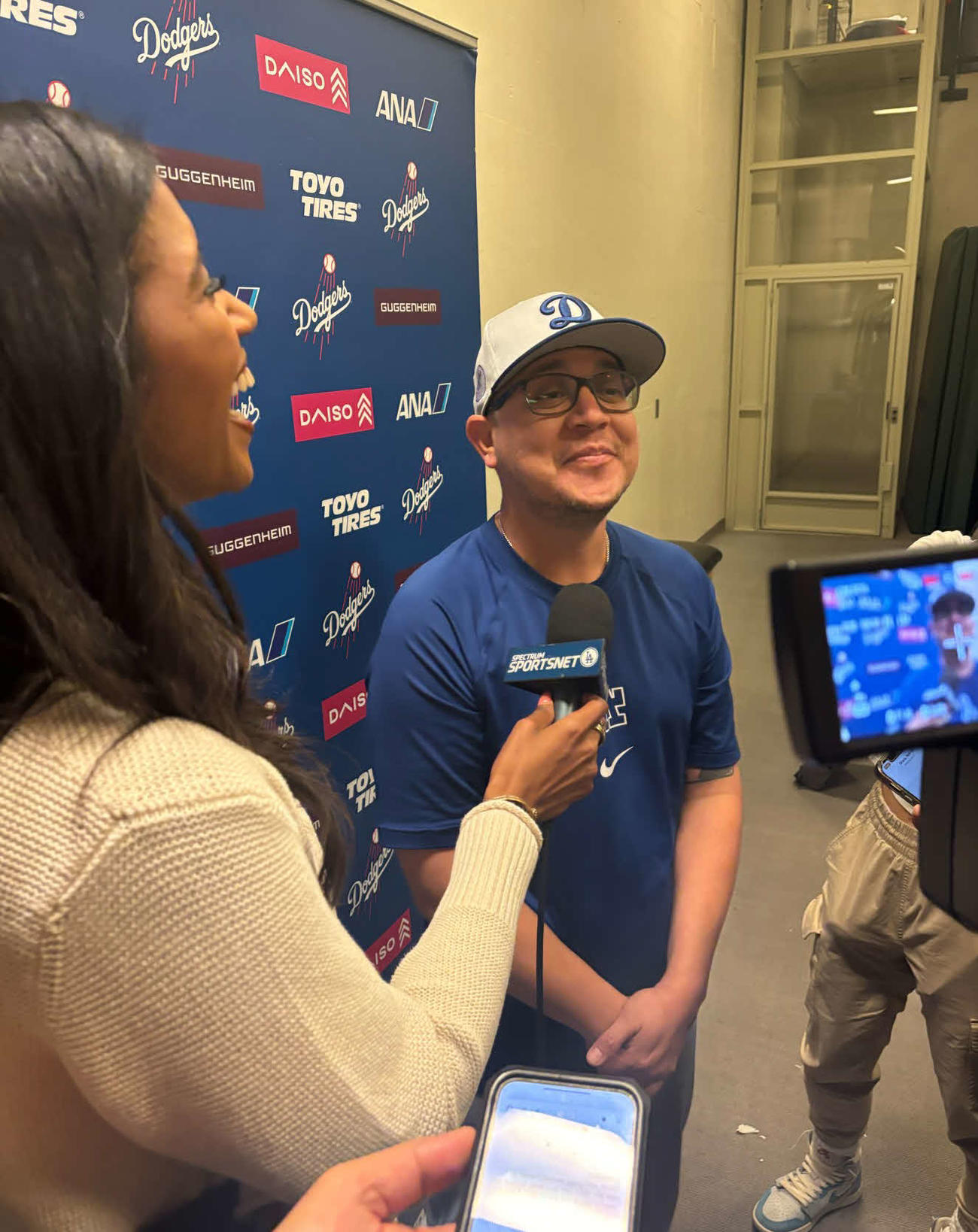 ドジャース大谷を救ったと話題のバットボーイ、ハビエル・ヘレラさんが、報道陣の取材に答える（撮影・斎藤庸裕）