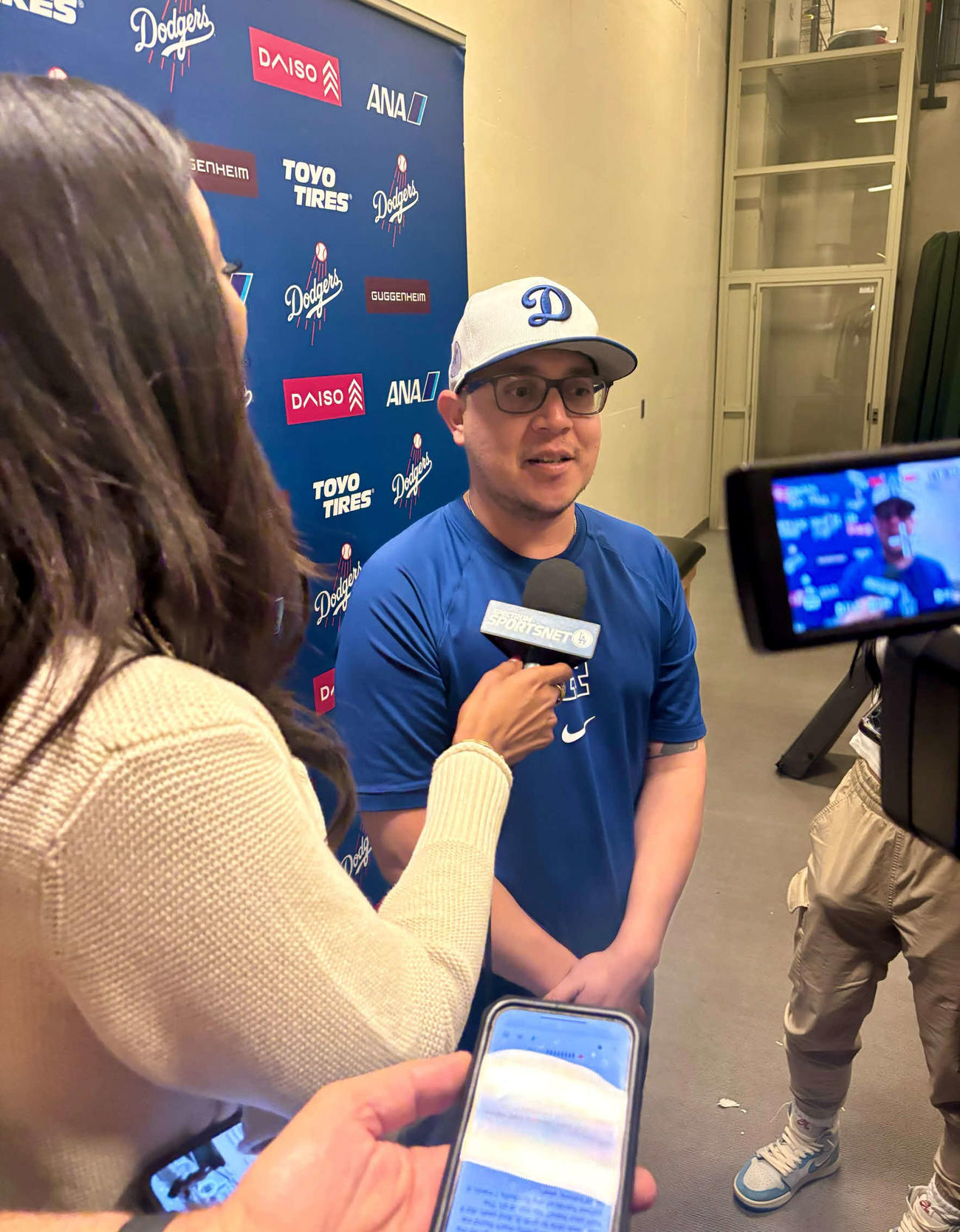 ドジャース大谷を救ったと話題のバットボーイ、ハビエル・ヘレラさんが、報道陣の取材に答える（撮影・斎藤庸裕）