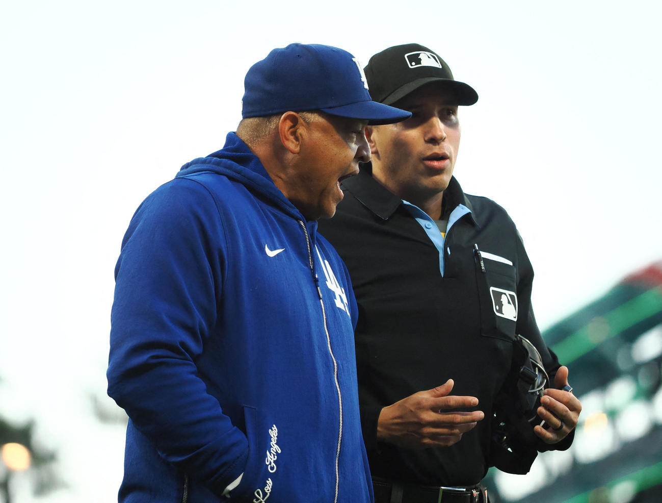 ドジャースのロバーツ監督（左）と、ジャイアンツ戦の3回終了後に話す球審のエドウィン・ヒメネス氏（USA TODAY Sports＝ロイター）