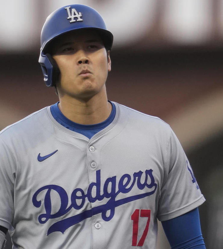 ジャイアンツ戦3回、凡退に終わった後、ベンチに戻るドジャース大谷翔平(AP)