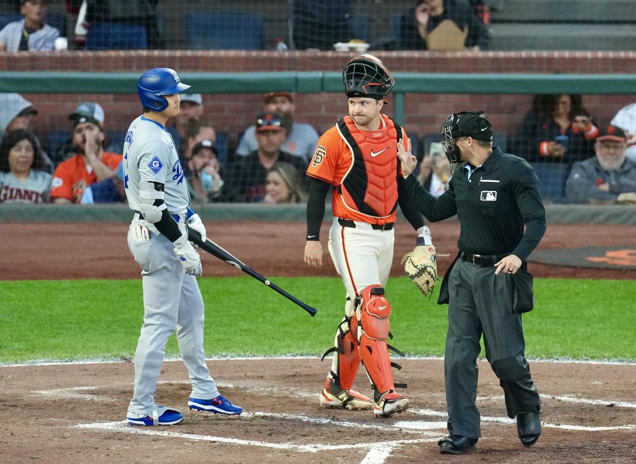 ジャイアンツ対ドジャース　5回表ドジャース1死三塁、申告敬遠で出塁する大谷（撮影・横山健太）