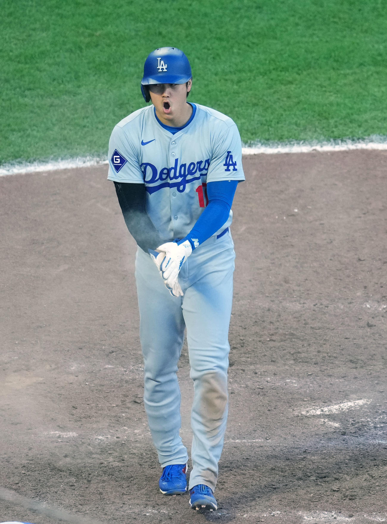 ジャイアンツ対ドジャース　11回表ドジャース無死一、二塁、スミスの中2点適時二塁打で生還しほえる大谷（撮影・横山健太）