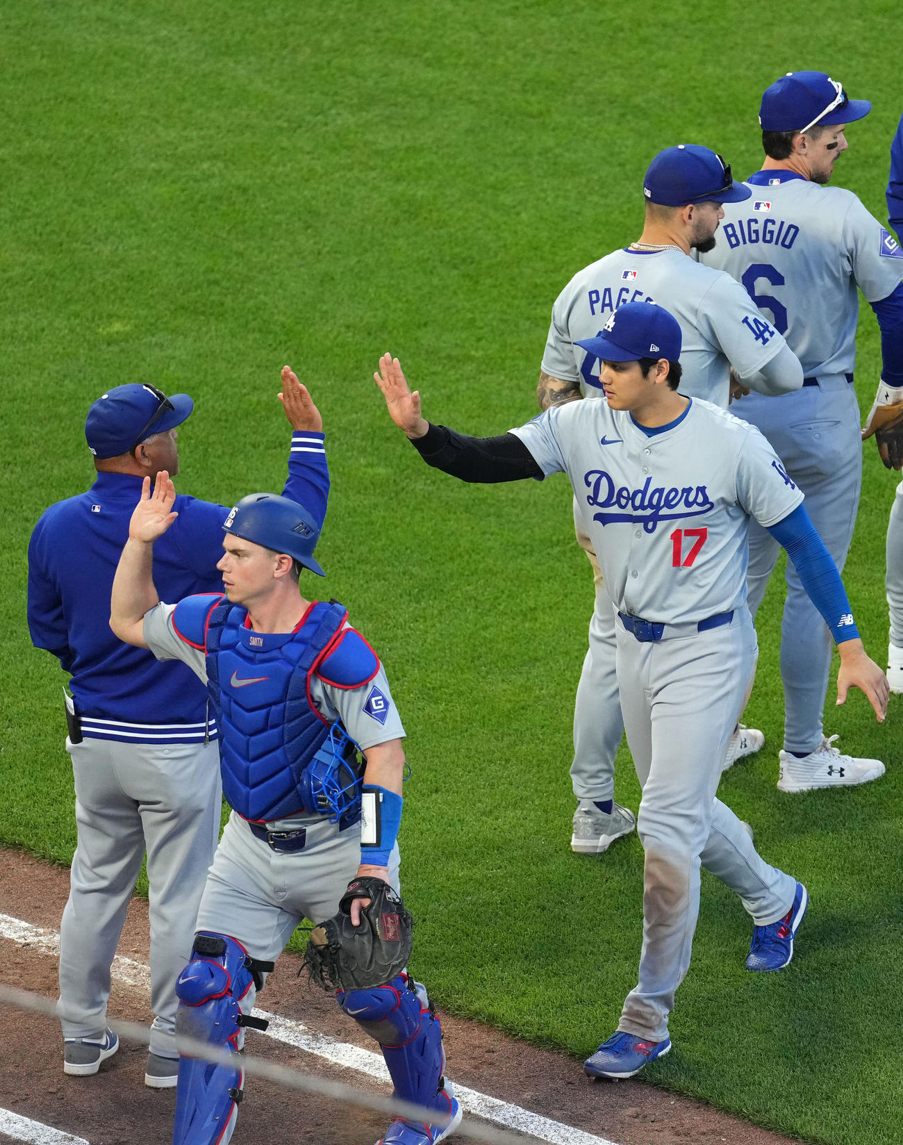 ジャイアンツ対ドジャース　ジャイアンツに勝利しロバーツ監督（左）とタッチを交わす大谷（撮影・横山健太）