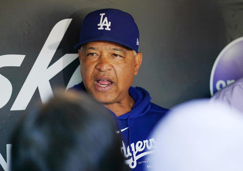 ジャイアンツ対ドジャース　試合前、取材に応じるドジャースのロバーツ監督（撮影・横山健太）