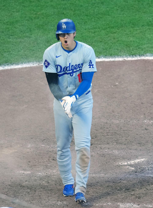ジャイアンツ対ドジャース　11回表ドジャース無死一、二塁、スミスの中2点適時二塁打で生還しほえる大谷（撮影・横山健太）