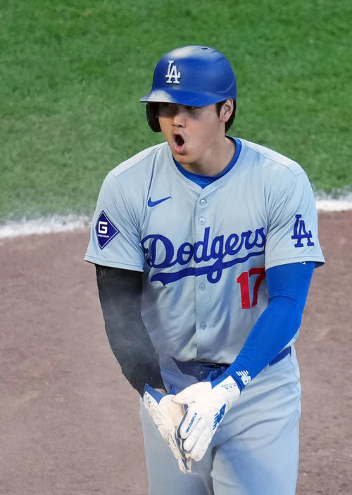ジャイアンツ対ドジャース　11回表ドジャース無死一、二塁、スミスの中2点適時二塁打で生還しほえる大谷（撮影・横山健太）