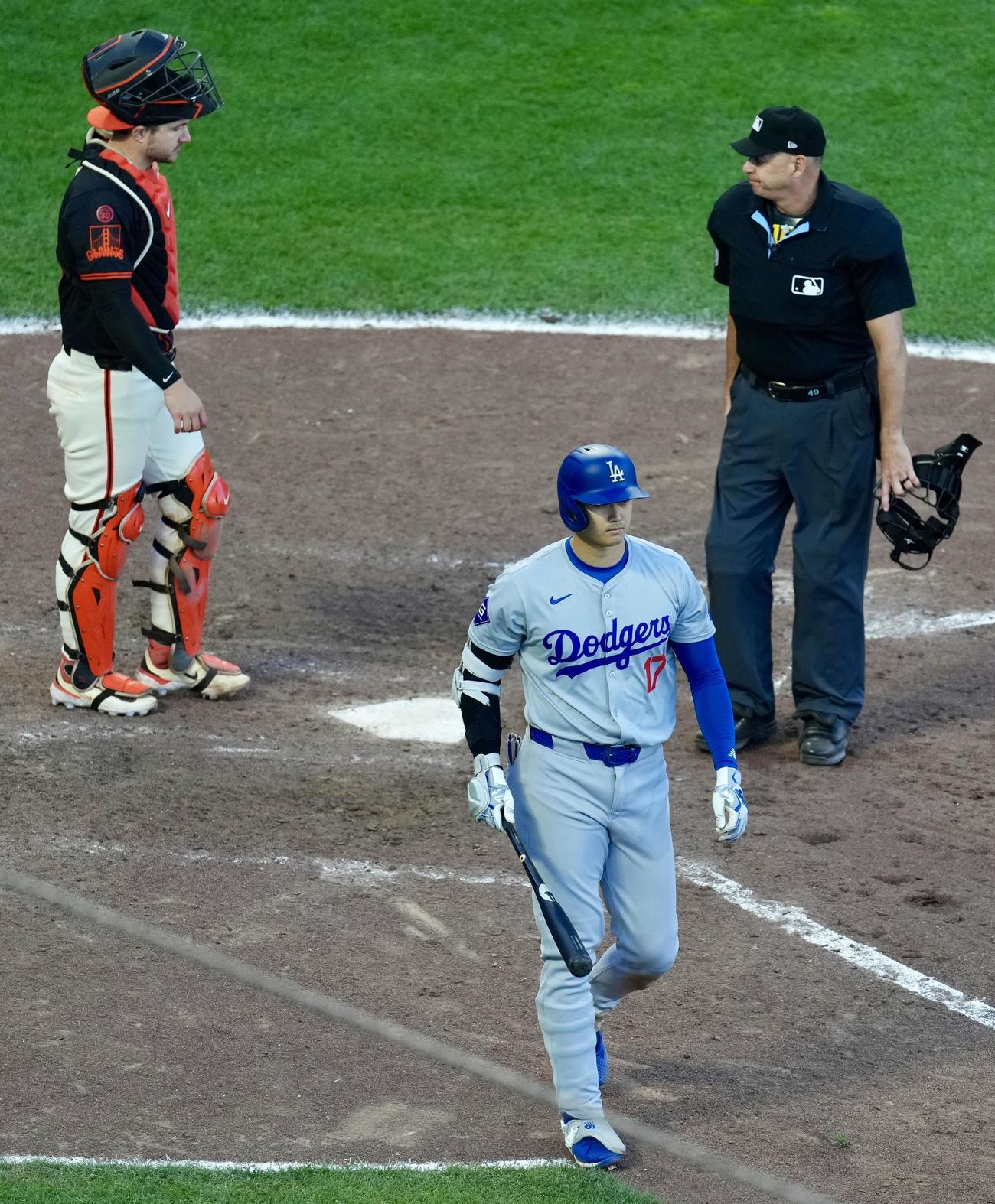 ジャイアンツ対ドジャース　11回表ドジャース無死二塁、申告敬遠で出塁する大谷（撮影・横山健太）