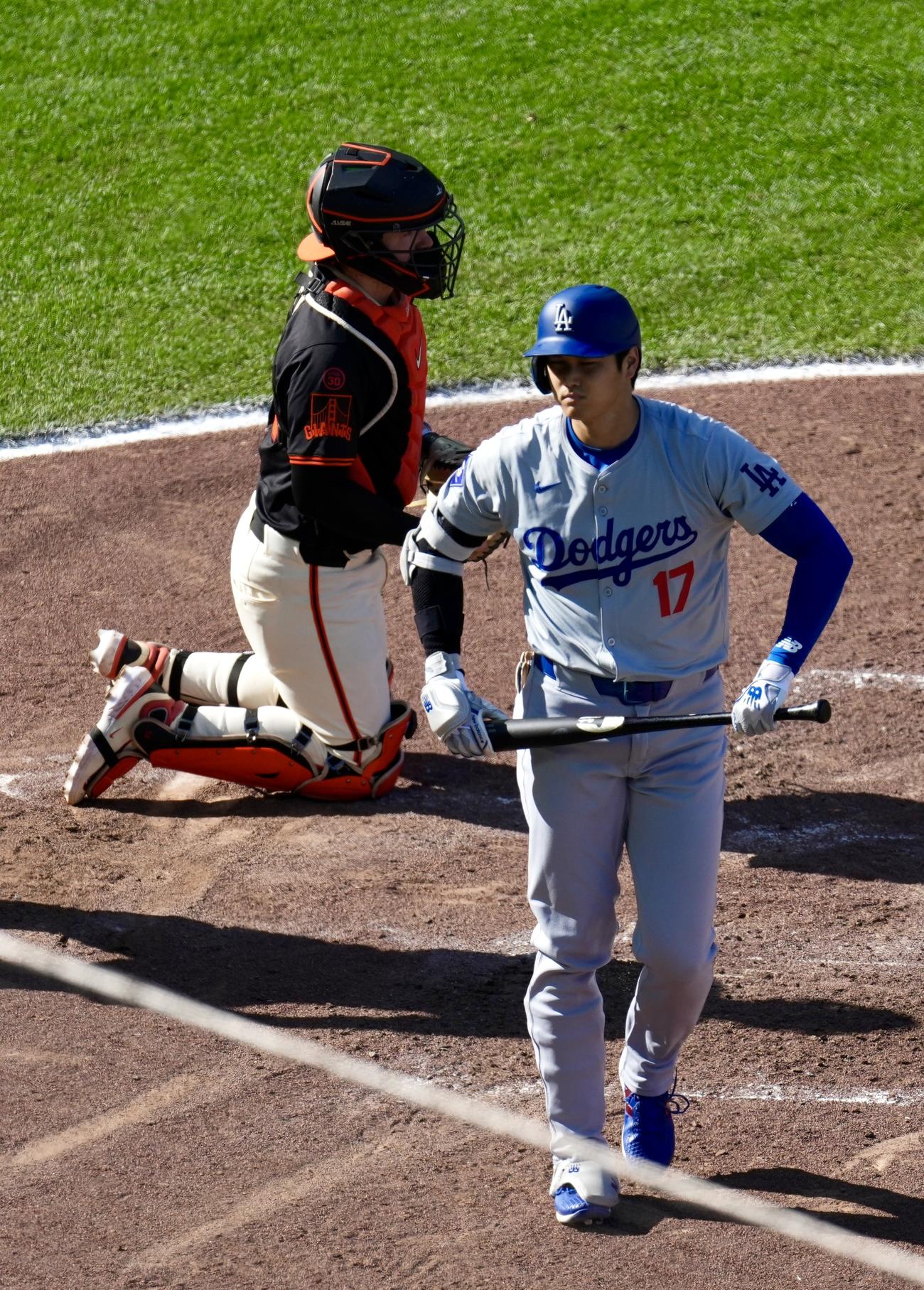 ジャイアンツ対ドジャース　4回表ドジャース2死一、三塁、四球で出塁する大谷（撮影・横山健太）