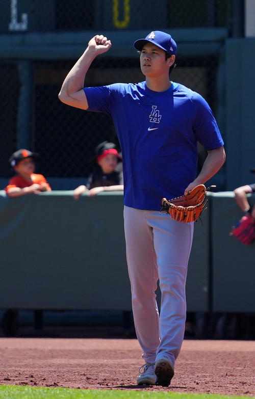 ジャイアンツ対ドジャース　キャッチボールを終え引き揚げるドジャース大谷（撮影・横山健太）